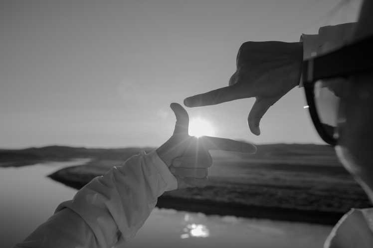 Äventyraren symboliserar ram med sina fingrar på avstånd