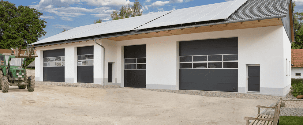 Många OSP42A industriportar i med inramade sektioner i antracitgrå